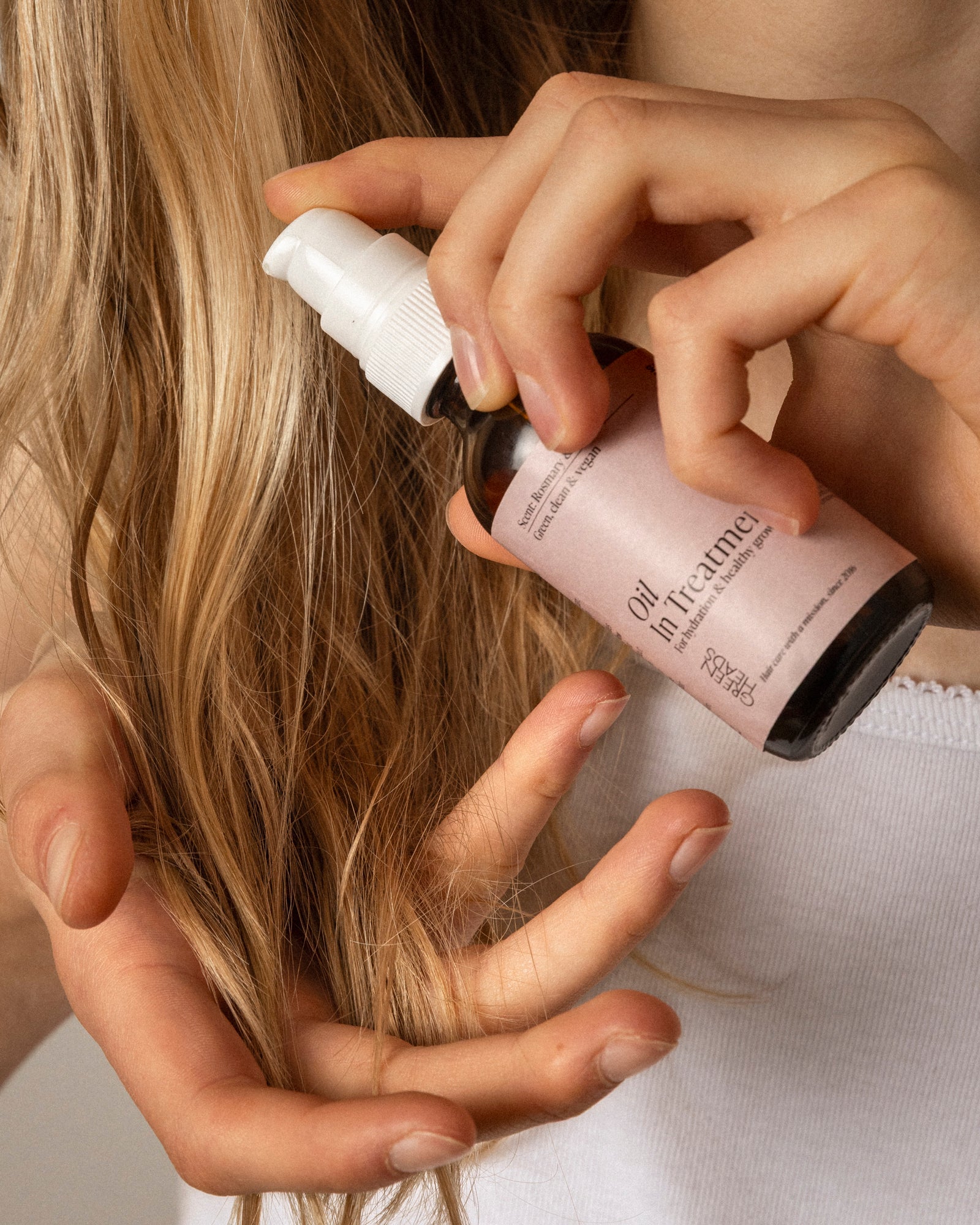 Natuurlijke olie aangebracht op droge haarpunten voor glans en minder pluis"