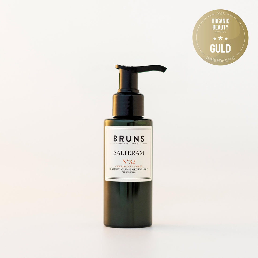 BRUNS Saltkräm No. 32 Cooling Cucumber haarstylingcrème in pompflacon met gouden Organic Beauty Award 2025 badge