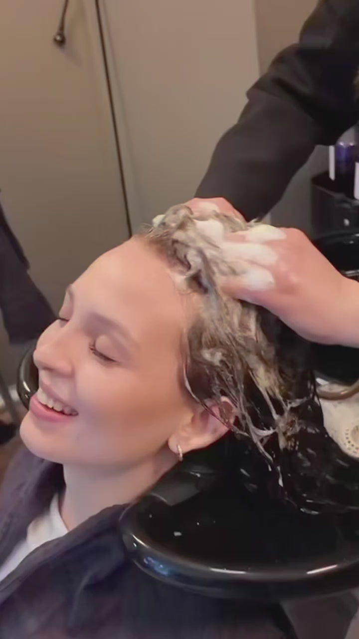 Bruns Nr. 03 parfumvrije shampoo voor gevoelige hoofdhuid – 15 sec productvideo met close-up van de fles, geschikt voor mensen met jeuk, roodheid of irritatie