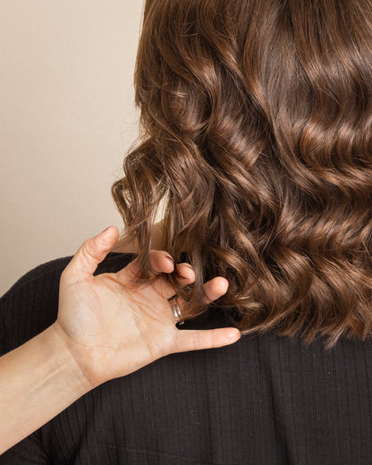 Gestyled kapsel met glanzend, beschermd haar dankzij Green Heads Heat Defence hittebeschermende spray